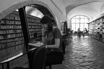 Ragazze intente nella lettura in una biblioteca, foto in b/n
