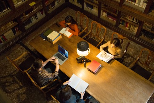 Lettura e studio nella Sala di Consultazione lunga - Biblioteca Universitaria di Bologna - via Zamboni 33/35 - Bologna  Anno: 2019
