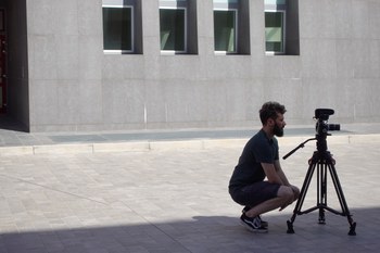 Thomas alla telecamera mentre riprende un'intervista realizzata per il documentario nel cortile del Navile