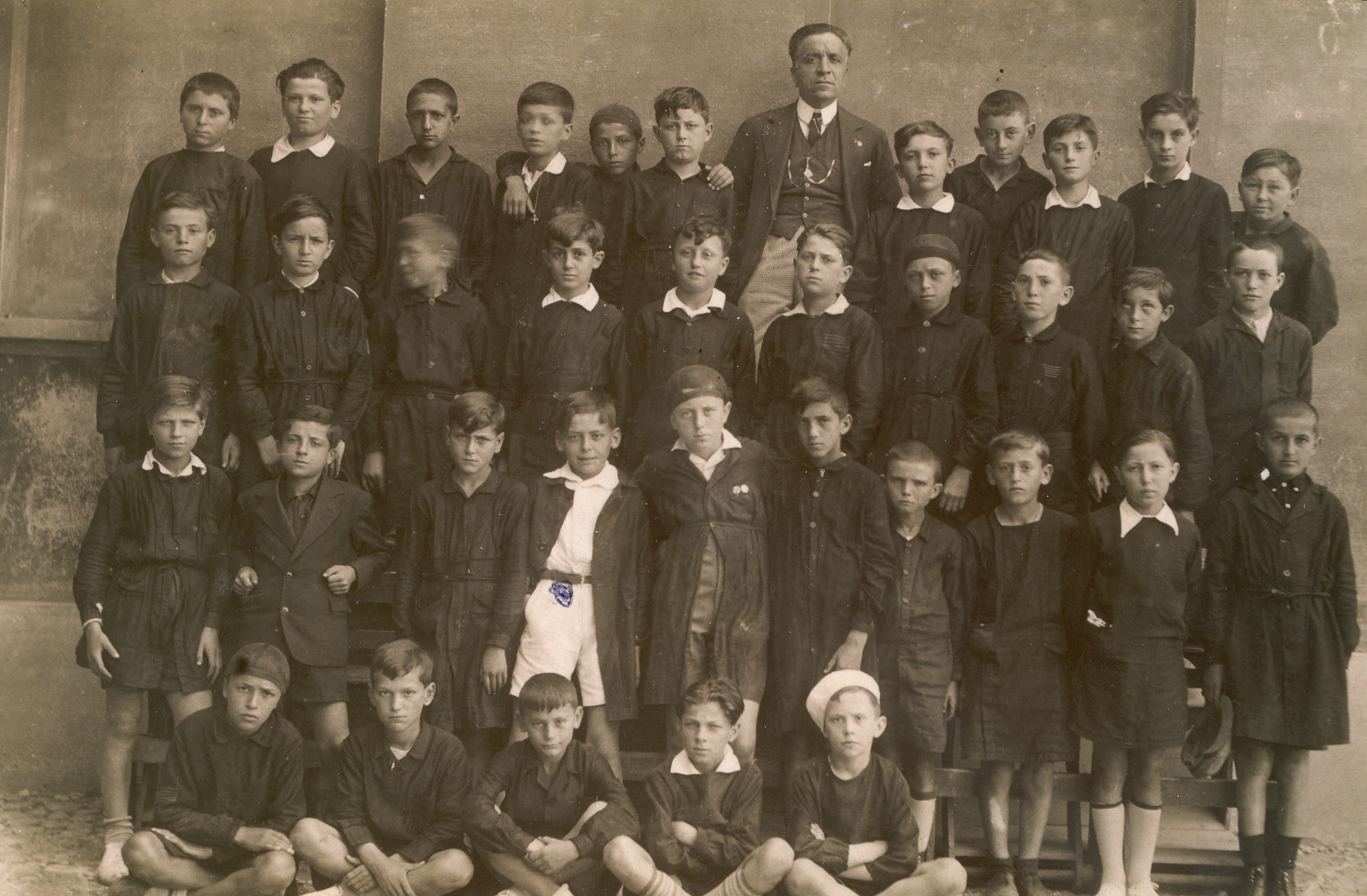 Scolaresca fine anni Venti, maestro Accarisi (Biblioteca comunale di Casalecchio di Reno)