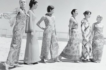 Davide Minghini, Indossatrici alla spiaggia del Grand Hotel, Rimini, 27 maggio 1967 (Archivio fotografico Davide Minghini, Biblioteca civica Gambalunga-Rimini)