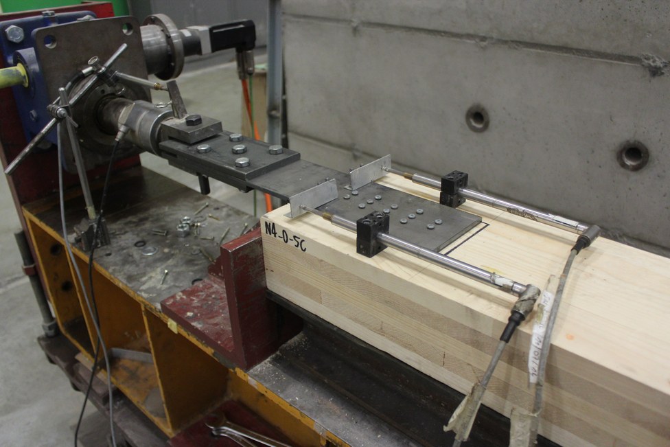 Prova di taglio su un elemento di connessione legno-acciaio