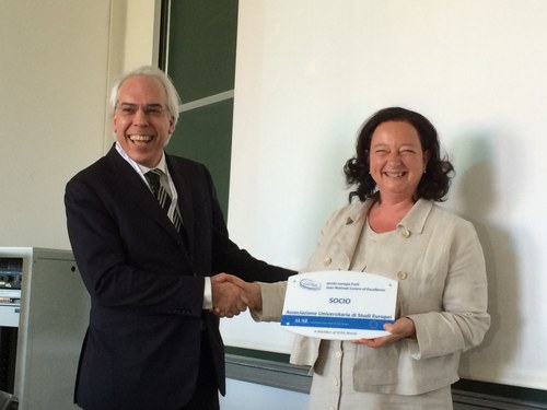 Il Presidente dell’AUSE, Marco Mascia, consegna al Punto Europa la targa associativa nelle mani della Presidente del Comitato Scientifico, Giuliana Laschi.