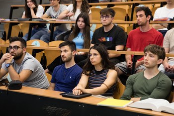studentesse e studenti a lezione