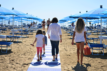 Famiglia sulla passerella in spiaggia