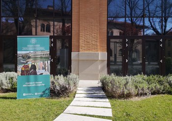 Cortile Alberti del Campus di Rimini con un roll up del CAST