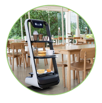 Robot cameriere autonomo che lavora al ristorante